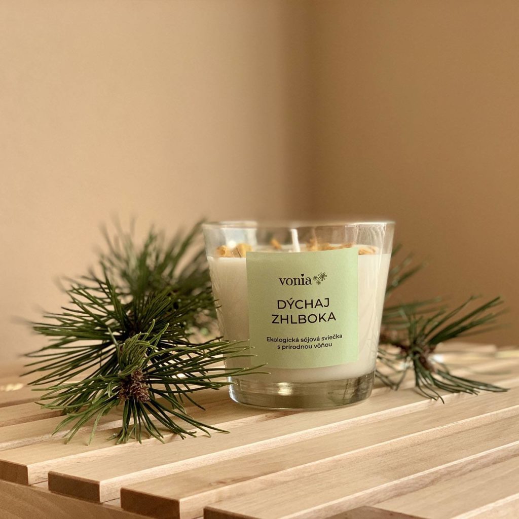 Aromaterapeutická bylinková sviečka Dýchaj zhlboka od značky VONIA